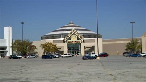 'A great opportunity': Oak View Mall on the market again