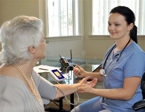 Enfermera Que Mide La Presión Arterial Del Paciente Imagen de archivo - Imagen de salud, médico ...