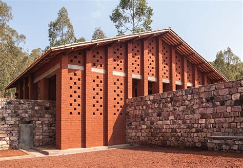 News-124-natural-clay-sustainable-building-material-earthern-architecture-traditional-carbon ...