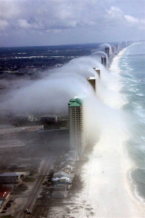 Amazing ‘tsunami cloud’ hits Florida coastline | Scenery, Natural phenomena, Wild weather