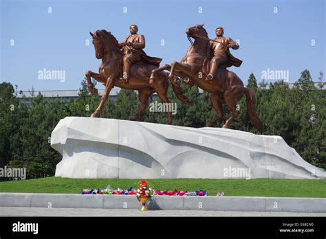 Statue of Great Leaders Kim Il Sung and Kim Jong Il, Pyongyang, North ...