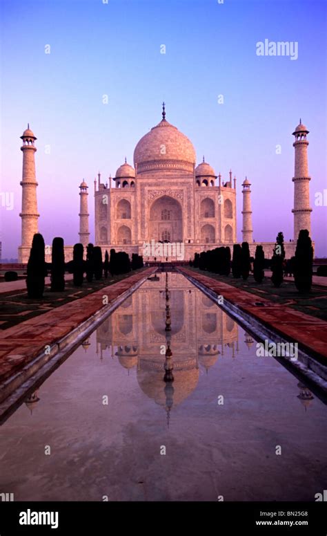 The Taj Mahal tomb and memorial to Mumtaz Mahal Agra India Stock Photo ...