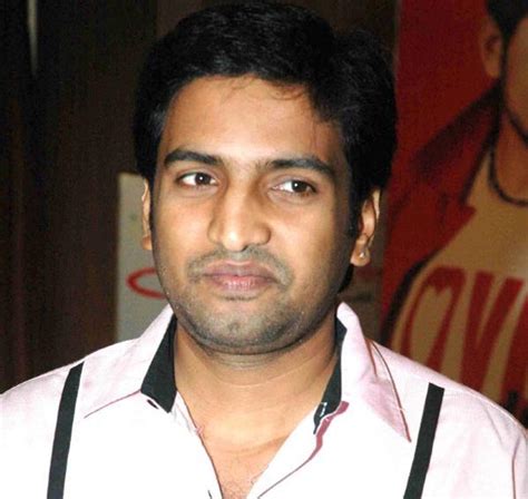 Moviesthepassion: Santhanam in a new look with Gautham's 'Neethane En Ponvasantham'