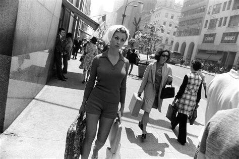 Garry Winogrand/ Women are Beautiful, New York / 1972 | Garry winogrand, Street photography ...