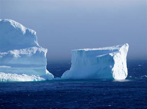 Giant iceberg in Canada draws huge crowds of tourists