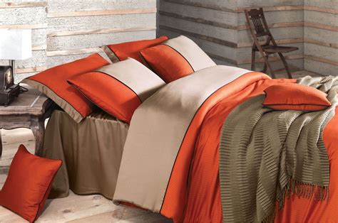 Combinatia perfecta intre orange si bej. http://www.home-exclusive.ro/dormitor/lenjerii-pat ...