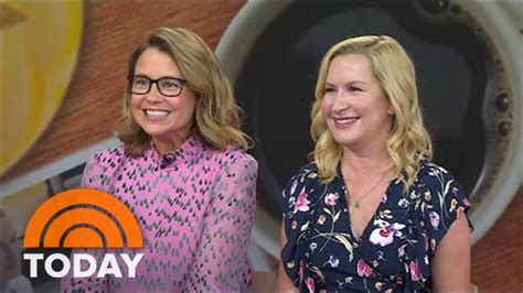 Jenna Fischer, Angela Kinsey Share Their Trick For Approaching Stars - YouTube