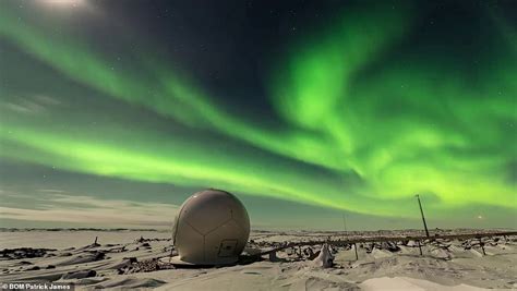 Australian engineer captures incredible photographs of the Southern Lights from Antarctica ...