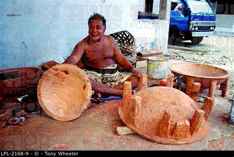 kava bowl | Village chief carving ´tanoa´ kava bowls, Kolia ...