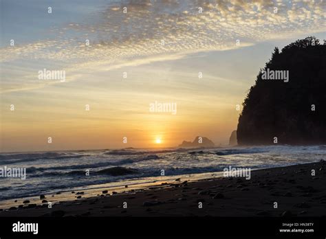 Pololu Valley Hawaii Big island Sunrise Stock Photo - Alamy