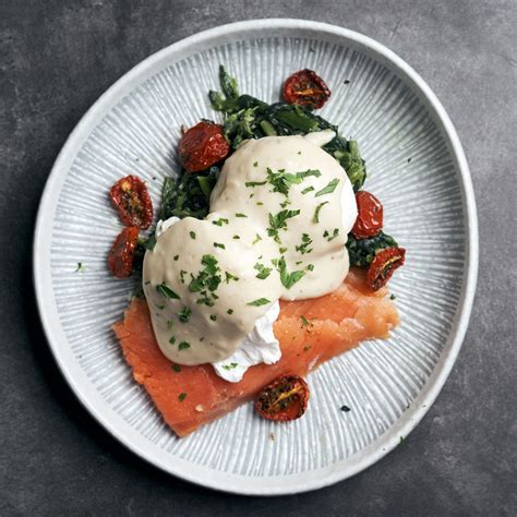 Poached Eggs Florentine with Sauteed Spinach, Smoked Salmon & Mornay S – Nutrition Kitchen HK