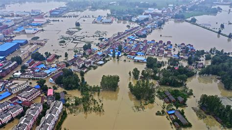 Breached levees trap thousands as flooding in China worsens