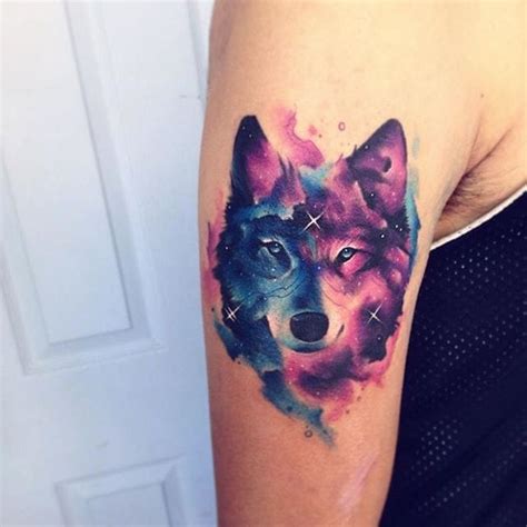 Cet homme est un passionné des tatouages galactiques | Watercolor wolf tattoo, Wolf tattoo ...