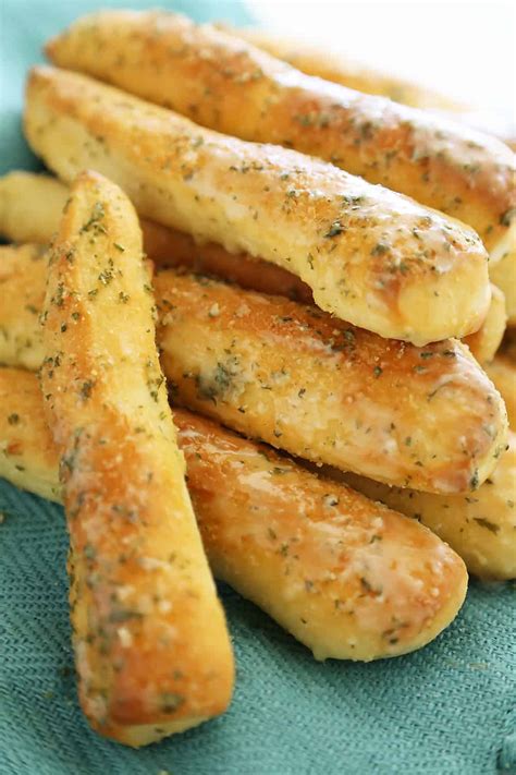 How to Bake Garlic Bread Sticks? – The Housing Forum