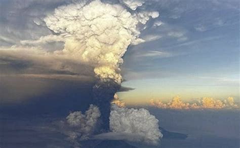 Major eruption of Mount Ulawun volcano in Papua New Guinea sends smoke and gas up to 50,000 feet ...