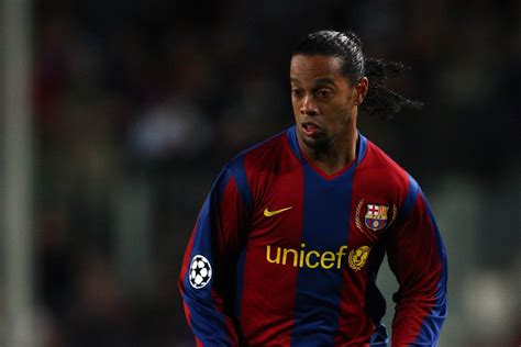 WATCH: Ronaldinho dazzles for Barcelona legends against Manchester ...