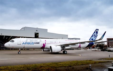 Airbus rolls out first A321neo ACF (Airbus Cabin Flex). Seats up to 240 ...