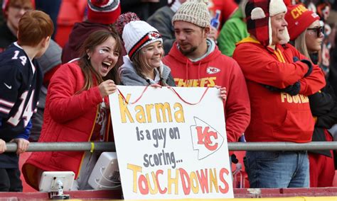 Taylor Swift signs from Chiefs fans, including Karma joke