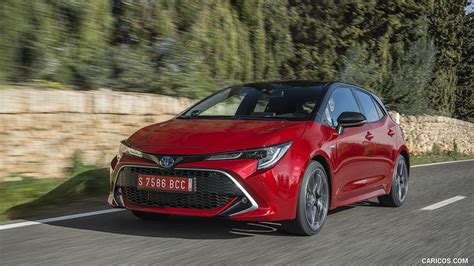 2019 Toyota Corolla Hatchback Hybrid 2.0L Red bitone (EU-Spec) - Front Three-Quarter | Caricos