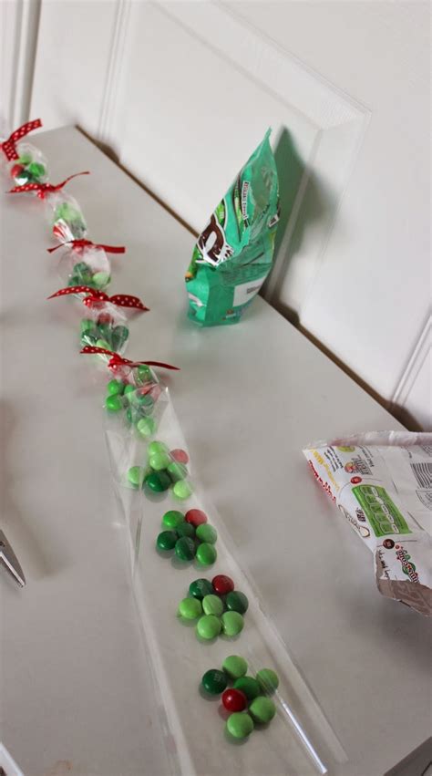 Christmas Wreath Candy Necklace Kids' Craft - I Dig Pinterest