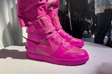 AMBUSH imagine une Nike Dunk High Pink - Le Site de la Sneaker