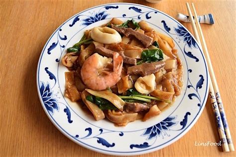 Singapore Beef and Seafood Hor Fun, Flat Rice Noodles in Gravy