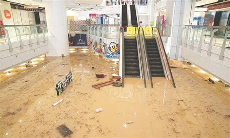 Hong Kong flooded by heaviest rainfall in 140 years - Newspaper - DAWN.COM