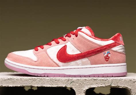 Festeggiamo San Valentino con le nuove StrangeLove Skateboards x Nike SB Dunk Low