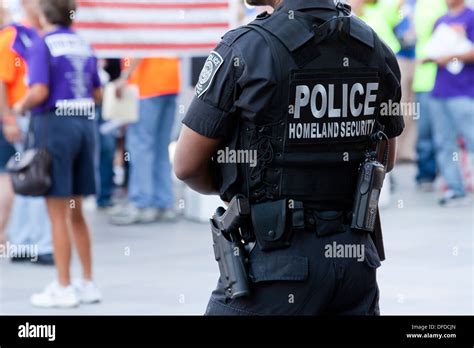 US Homeland Security (Federal Protective Service) policeman Stock Photo ...