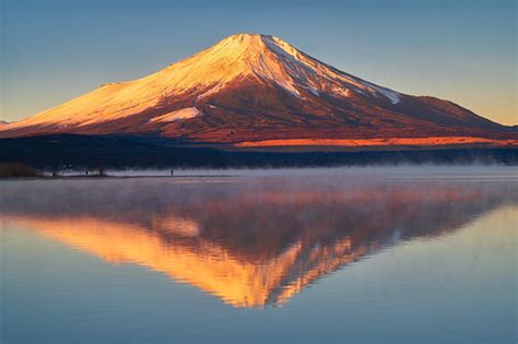 Fuji at sunrise at Lake Yamanaka | 山中湖 平野 2023:01:04 07:03:5… | Flickr