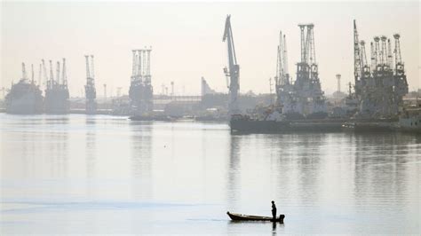 Shanty towns flourish in Iraq's oil-rich Basra