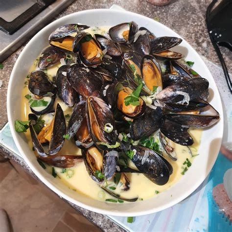 Mussels in a white wine sauce.🔥 : r/Seafood