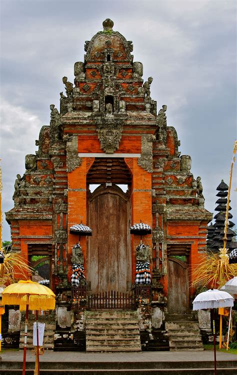 The gorgeous temples of Ubud, Bali are an incredible sight and ...