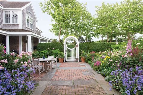 A Nurtured Nantucket Garden and Cottage - Flower Magazine