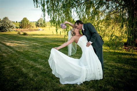 Bride and Groom Kissing Wallpapers HD / Desktop and Mobile Backgrounds