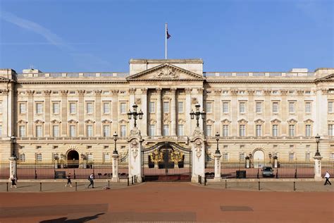 Buckingham Palace all ready for public picnickers ahead of garden ...