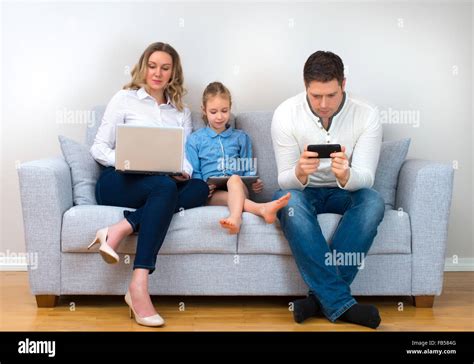 Famiglia moderna valori. Padre, madre e figlia utilizzando dispositivi elettronici Foto stock ...