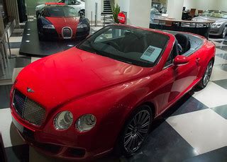 Red combo | Nice combo in barclays shop. Bentley continental… | Flickr