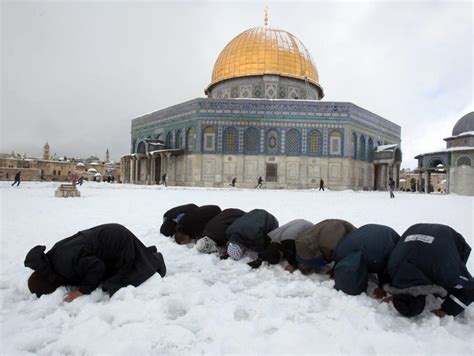 Rare snowstorm blankets Jerusalem, Israeli desert