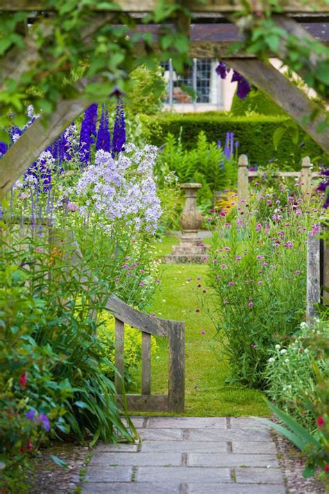 30 Modern Cottage Garden Ideas To Beautify Your Outdoor | HomeMydesign