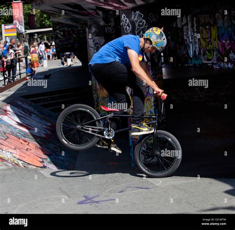 Bmx bike stunts hi-res stock photography and images - Alamy