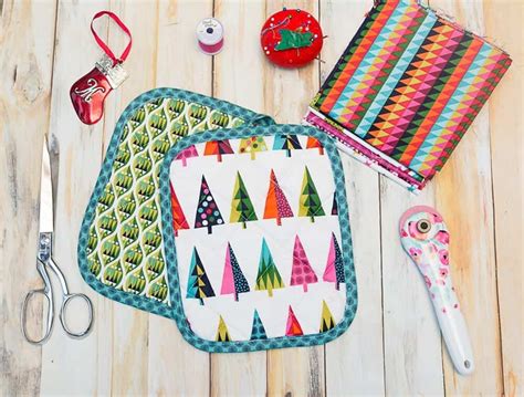 Quilted Christmas Pot Holders - An Easy Last-Minute Gift To Sew - Coral + Co.