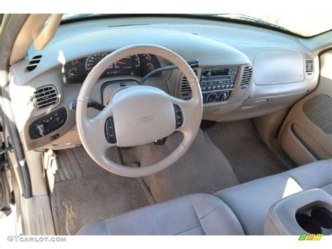 Medium Parchment Interior 2001 Ford F150 Lariat SuperCrew 4x4 Photo #75803929 | GTCarLot.com