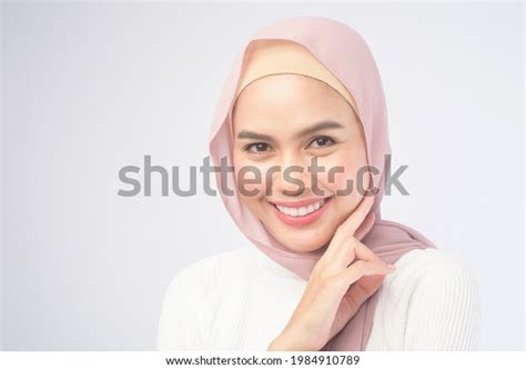 2,525 Hijab Smile Teeth Images, Stock Photos & Vectors | Shutterstock