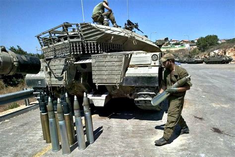 Merkava Mk 2D | Israeli tank crew loading ammunition to Merk… | Flickr