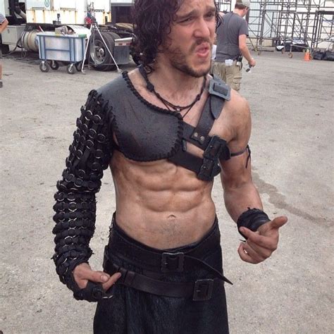 Kit Harington BTS in 'Pompeii' | Kit harington, Kit harrington, Pretty men