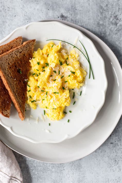 Fluffy Scrambled Eggs with Chives - Food Banjo