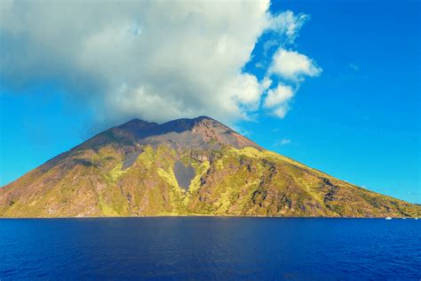 The 10 Most Beautiful and Famous Volcanoes in the World | Magazine PONANT