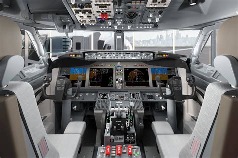 With 4 large displays, the 737 MAX flight deck gives crews greater situational awareness.