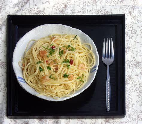 File:Spaghetti aglio olio e peperoncino by matsuyuki retouched.jpg - Wikimedia Commons